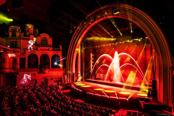 Weihnachtsshow "La Féerie des Eaux" 2023 im Pariser Kino LE GRAND REX zum 100-jährigen Jubiläum von Walt Disney mit einer phänomenalen Wassershow und dem neuen Film Wish