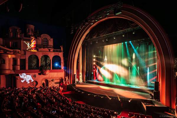 Weihnachtsshow "La Féerie des Eaux" 2023 im Pariser Kino LE GRAND REX zum 100-jährigen Jubiläum von Walt Disney mit einer phänomenalen Wassershow und dem neuen Film Wish