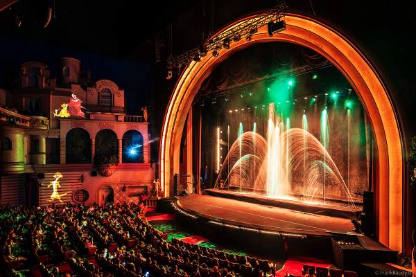 Weihnachtsshow "La Féerie des Eaux" 2023 im Pariser Kino LE GRAND REX zum 100-jährigen Jubiläum von Walt Disney mit einer phänomenalen Wassershow und dem neuen Film Wish
