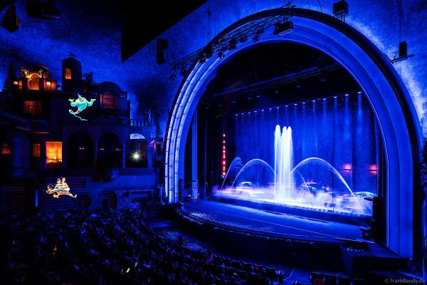 Weihnachtsshow "La Féerie des Eaux" 2023 im Pariser Kino LE GRAND REX zum 100-jährigen Jubiläum von Walt Disney mit einer phänomenalen Wassershow und dem neuen Film Wish