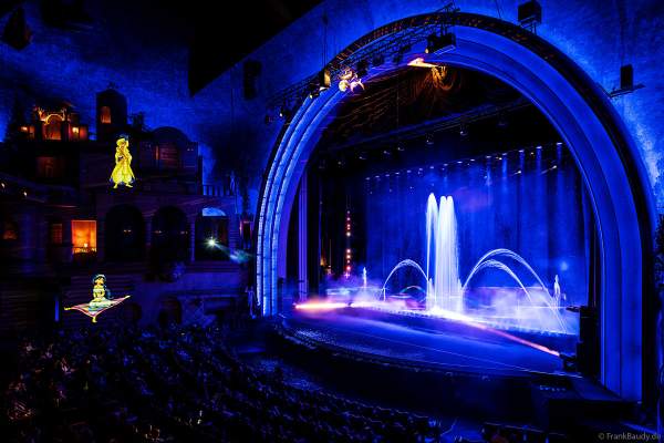 Weihnachtsshow "La Féerie des Eaux" 2023 im Pariser Kino LE GRAND REX zum 100-jährigen Jubiläum von Walt Disney mit einer phänomenalen Wassershow und dem neuen Film Wish