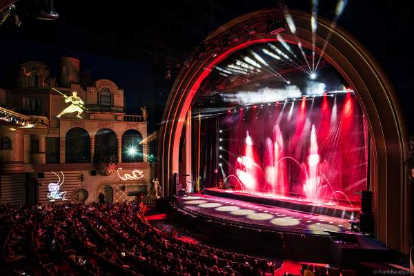 Weihnachtsshow "La Féerie des Eaux" 2023 im Pariser Kino LE GRAND REX zum 100-jährigen Jubiläum von Walt Disney mit einer phänomenalen Wassershow und dem neuen Film Wish