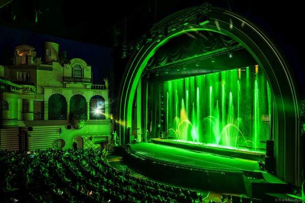 Weihnachtsshow "La Féerie des Eaux" 2023 im Pariser Kino LE GRAND REX zum 100-jährigen Jubiläum von Walt Disney mit einer phänomenalen Wassershow und dem neuen Film Wish