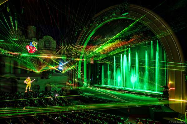 Weihnachtsshow "La Féerie des Eaux" 2023 im Pariser Kino LE GRAND REX zum 100-jährigen Jubiläum von Walt Disney mit einer phänomenalen Wassershow und dem neuen Film Wish