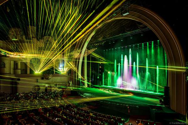 Weihnachtsshow "La Féerie des Eaux" 2023 im Pariser Kino LE GRAND REX zum 100-jährigen Jubiläum von Walt Disney mit einer phänomenalen Wassershow und dem neuen Film Wish