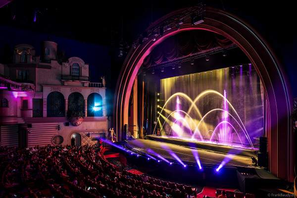 Weihnachtsshow "La Féerie des Eaux" 2023 im Pariser Kino LE GRAND REX zum 100-jährigen Jubiläum von Walt Disney mit einer phänomenalen Wassershow und dem neuen Film Wish