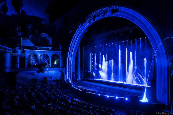 Weihnachtsshow "La Féerie des Eaux" 2023 im Pariser Kino LE GRAND REX zum 100-jährigen Jubiläum von Walt Disney mit einer phänomenalen Wassershow und dem neuen Film Wish