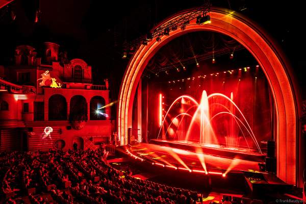 Weihnachtsshow "La Féerie des Eaux" 2023 im Pariser Kino LE GRAND REX zum 100-jährigen Jubiläum von Walt Disney mit einer phänomenalen Wassershow und dem neuen Film Wish