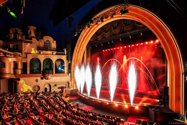 Weihnachtsshow "La Féerie des Eaux" 2023 im Pariser Kino LE GRAND REX zum 100-jährigen Jubiläum von Walt Disney mit einer phänomenalen Wassershow und dem neuen Film Wish
