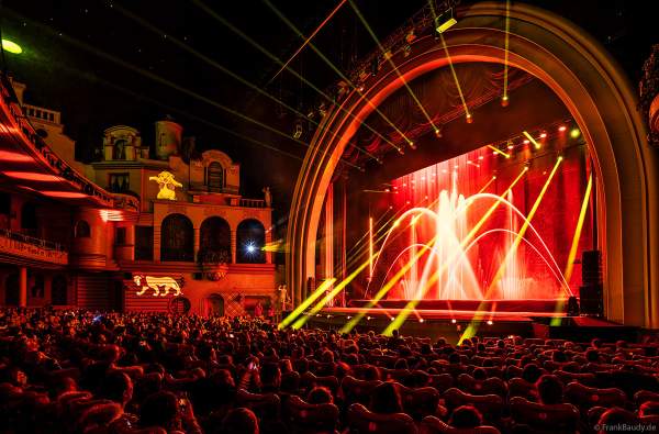 Weihnachtsshow "La Féerie des Eaux" 2023 im Pariser Kino LE GRAND REX zum 100-jährigen Jubiläum von Walt Disney mit einer phänomenalen Wassershow und dem neuen Film Wish