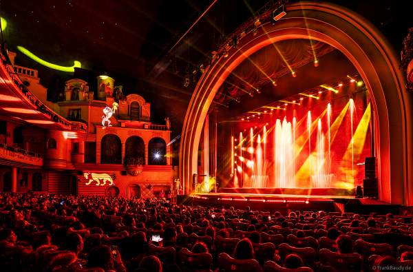 Weihnachtsshow "La Féerie des Eaux" 2023 im Pariser Kino LE GRAND REX zum 100-jährigen Jubiläum von Walt Disney mit einer phänomenalen Wassershow und dem neuen Film Wish