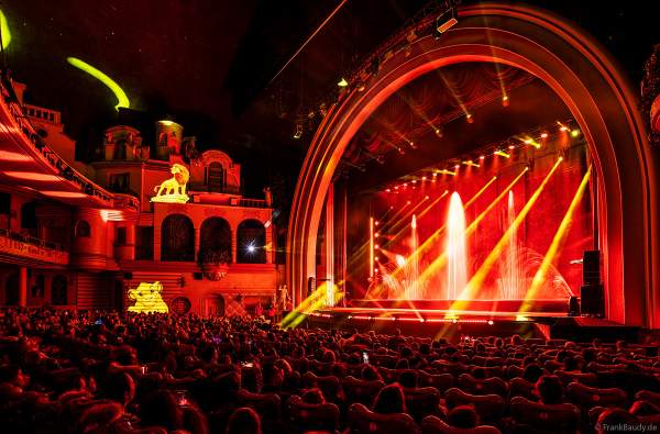 Weihnachtsshow "La Féerie des Eaux" 2023 im Pariser Kino LE GRAND REX zum 100-jährigen Jubiläum von Walt Disney mit einer phänomenalen Wassershow und dem neuen Film Wish