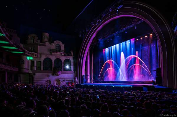 Weihnachtsshow "La Féerie des Eaux" 2023 im Pariser Kino LE GRAND REX zum 100-jährigen Jubiläum von Walt Disney mit einer phänomenalen Wassershow und dem neuen Film Wish