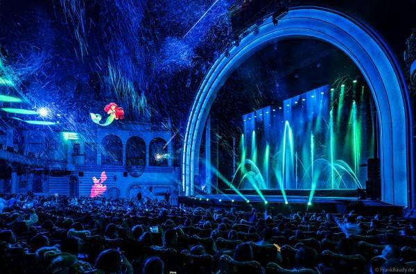 Weihnachtsshow "La Féerie des Eaux" 2023 im Pariser Kino LE GRAND REX zum 100-jährigen Jubiläum von Walt Disney mit einer phänomenalen Wassershow und dem neuen Film Wish