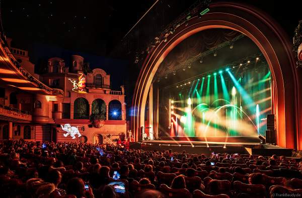 Weihnachtsshow "La Féerie des Eaux" 2023 im Pariser Kino LE GRAND REX zum 100-jährigen Jubiläum von Walt Disney mit einer phänomenalen Wassershow und dem neuen Film Wish