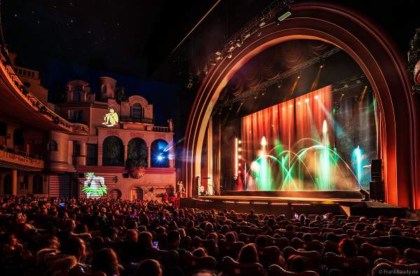 Weihnachtsshow "La Féerie des Eaux" 2023 im Pariser Kino LE GRAND REX zum 100-jährigen Jubiläum von Walt Disney mit einer phänomenalen Wassershow und dem neuen Film Wish