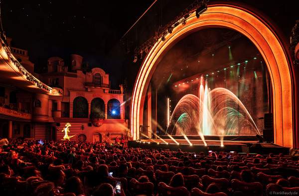 Weihnachtsshow "La Féerie des Eaux" 2023 im Pariser Kino LE GRAND REX zum 100-jährigen Jubiläum von Walt Disney mit einer phänomenalen Wassershow und dem neuen Film Wish