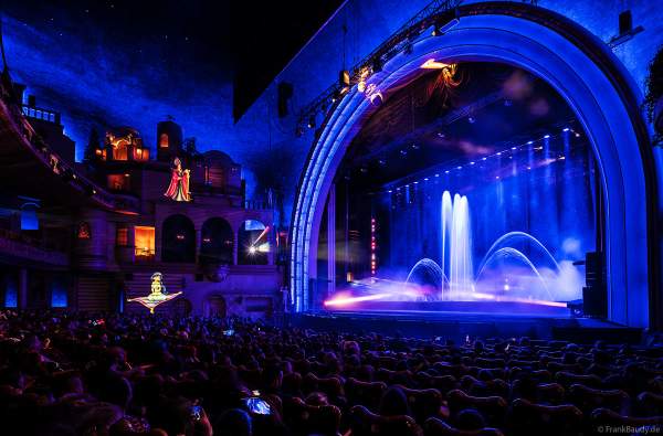 Weihnachtsshow "La Féerie des Eaux" 2023 im Pariser Kino LE GRAND REX zum 100-jährigen Jubiläum von Walt Disney mit einer phänomenalen Wassershow und dem neuen Film Wish