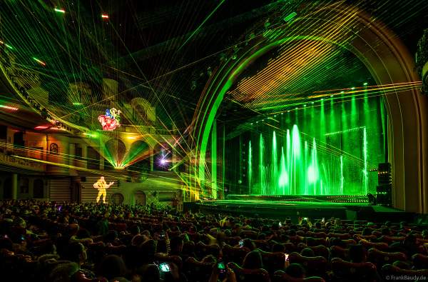 Weihnachtsshow "La Féerie des Eaux" 2023 im Pariser Kino LE GRAND REX zum 100-jährigen Jubiläum von Walt Disney mit einer phänomenalen Wassershow und dem neuen Film Wish