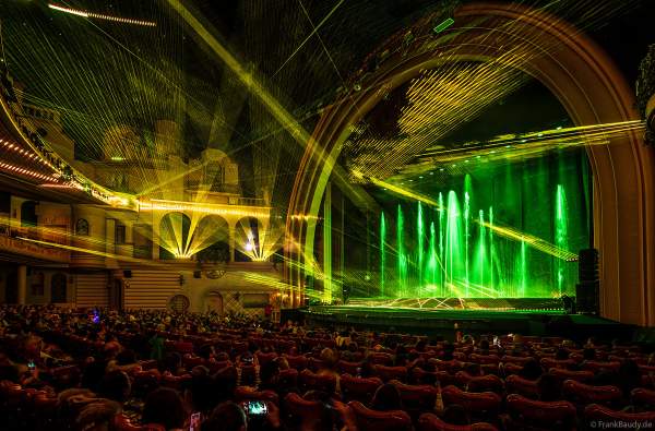 Weihnachtsshow "La Féerie des Eaux" 2023 im Pariser Kino LE GRAND REX zum 100-jährigen Jubiläum von Walt Disney mit einer phänomenalen Wassershow und dem neuen Film Wish