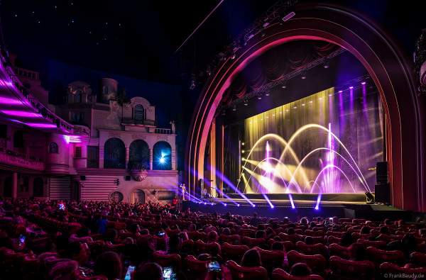 Weihnachtsshow "La Féerie des Eaux" 2023 im Pariser Kino LE GRAND REX zum 100-jährigen Jubiläum von Walt Disney mit einer phänomenalen Wassershow und dem neuen Film Wish