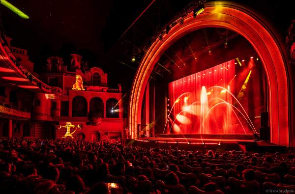 Weihnachtsshow "La Féerie des Eaux" 2023 im Pariser Kino LE GRAND REX zum 100-jährigen Jubiläum von Walt Disney mit einer phänomenalen Wassershow und dem neuen Film Wish