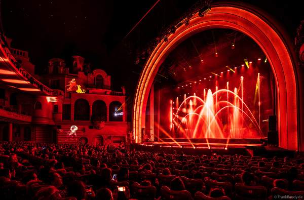 Weihnachtsshow "La Féerie des Eaux" 2023 im Pariser Kino LE GRAND REX zum 100-jährigen Jubiläum von Walt Disney mit einer phänomenalen Wassershow und dem neuen Film Wish