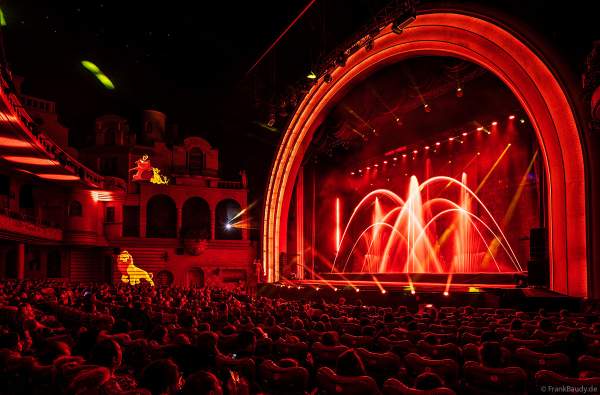 Weihnachtsshow "La Féerie des Eaux" 2023 im Pariser Kino LE GRAND REX zum 100-jährigen Jubiläum von Walt Disney mit einer phänomenalen Wassershow und dem neuen Film Wish