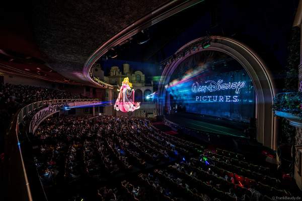 Weihnachtsshow "La Féerie des Eaux" 2023 im Pariser Kino LE GRAND REX zum 100-jährigen Jubiläum von Walt Disney mit einer phänomenalen Wassershow und dem neuen Film Wish