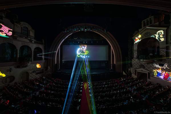 Weihnachtsshow "La Féerie des Eaux" 2023 im Pariser Kino LE GRAND REX zum 100-jährigen Jubiläum von Walt Disney mit einer phänomenalen Wassershow und dem neuen Film Wish