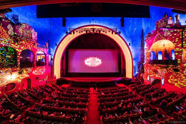 Weihnachtsshow "La Féerie des Eaux" 2023 im Pariser Kino LE GRAND REX zum 100-jährigen Jubiläum von Walt Disney mit einer phänomenalen Wassershow und dem neuen Film Wish