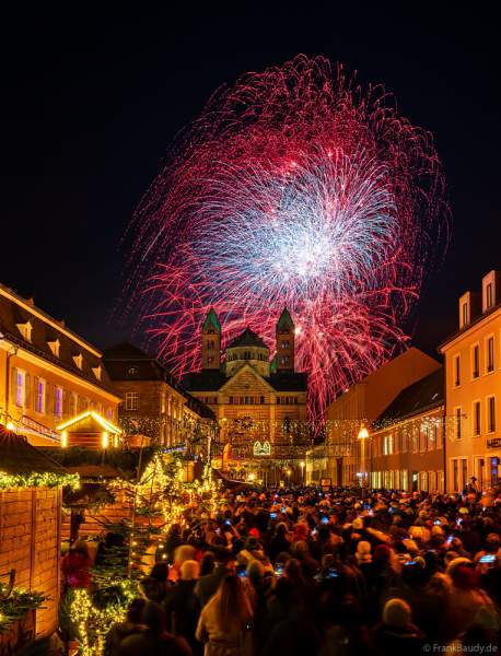 Prachtvolles Feuerwerk über dem Dom zu Speyer beim Weihnachtsmarkt 2023