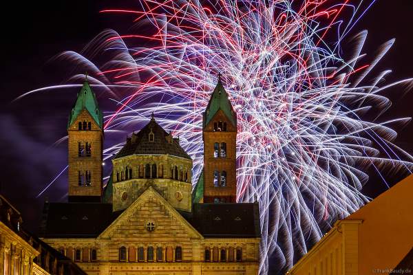 A002 I0818-0101-Speyer-Feuerwerk-Dom-Weihnachtsmarkt