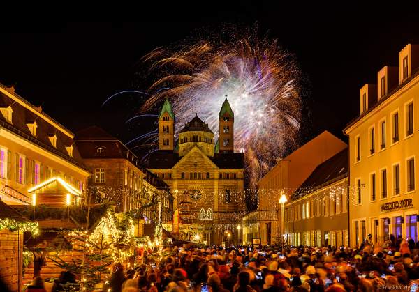 A007 I0826-0101-Speyer-Feuerwerk-Dom-Weihnachtsmarkt