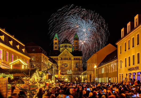 A008 I0822-0101-Speyer-Feuerwerk-Dom-Weihnachtsmarkt