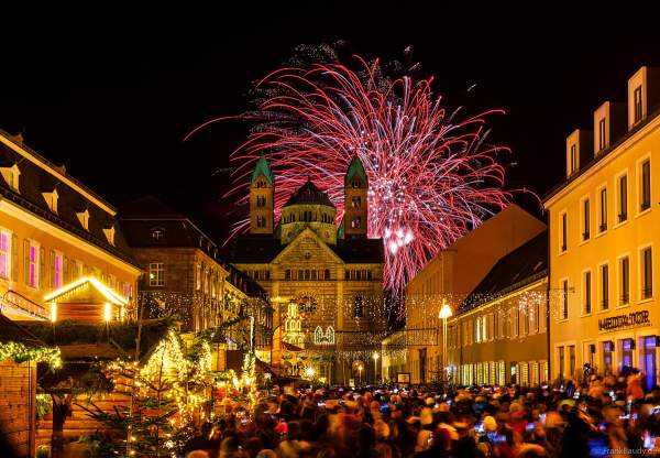 A009 I0817-0101-Speyer-Feuerwerk-Dom-Weihnachtsmarkt