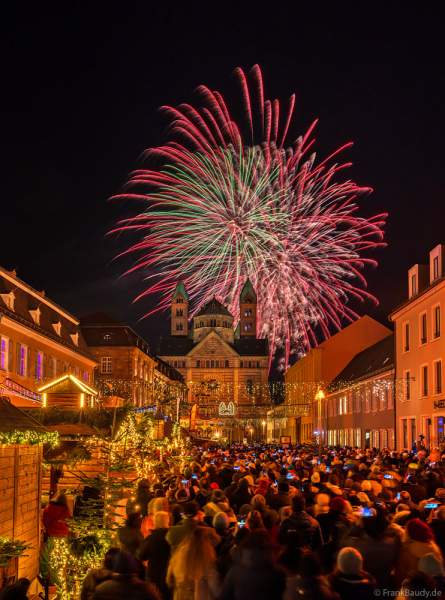 A011 02930-0101-Speyer-Feuerwerk-Dom-Weihnachtsmarkt