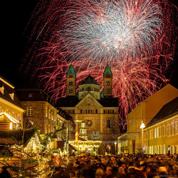 A013 I0830-0101-Speyer-Feuerwerk-Dom-Weihnachtsmarkt