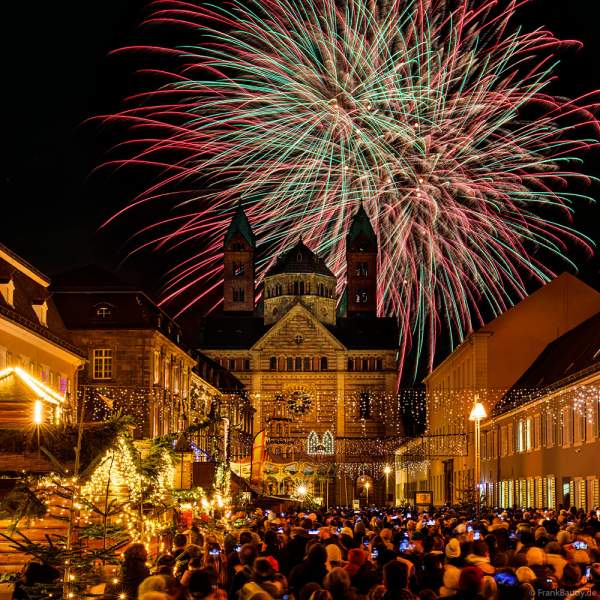 A014 I0828-0101-Speyer-Feuerwerk-Dom-Weihnachtsmarkt