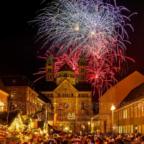 A015 I0821-0101-Speyer-Feuerwerk-Dom-Weihnachtsmarkt