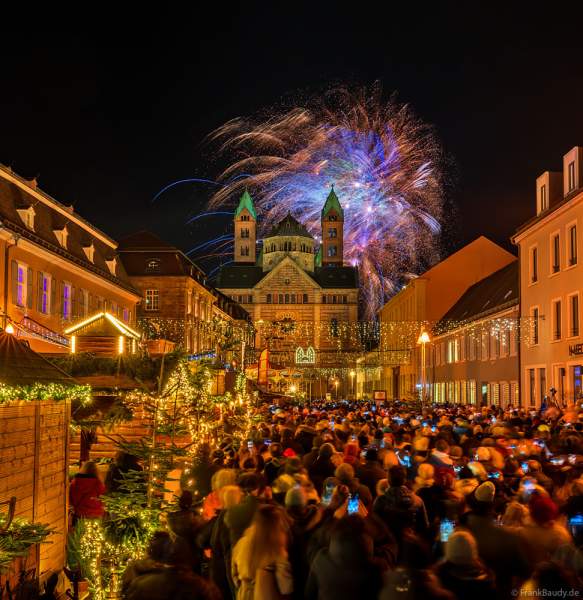A017 02926-0101-Speyer-Feuerwerk-Dom-Weihnachtsmarkt