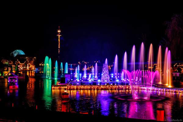 Bunte Wasser-Fontänen-Show WIENER WASSER WALZER im Europa-Park bei Nacht