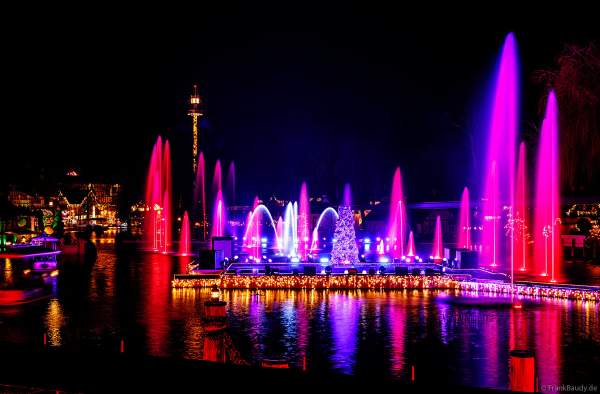 Bunte Wasser-Fontänen-Show WIENER WASSER WALZER im Europa-Park bei Nacht