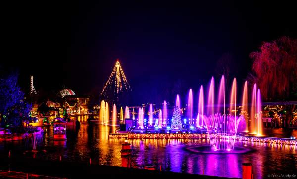 Bunte Wasser-Fontänen-Show WIENER WASSER WALZER im Europa-Park bei Nacht