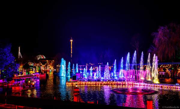 Bunte Wasser-Fontänen-Show WIENER WASSER WALZER im Europa-Park bei Nacht