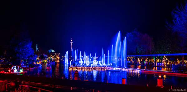 Bunte Wasser-Fontänen-Show WIENER WASSER WALZER im Europa-Park bei Nacht