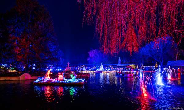 JOSEFINAS KAISERLICHE ZAUBERREISE mit bunten Wasserfontänen in der Nacht im Europa-Park