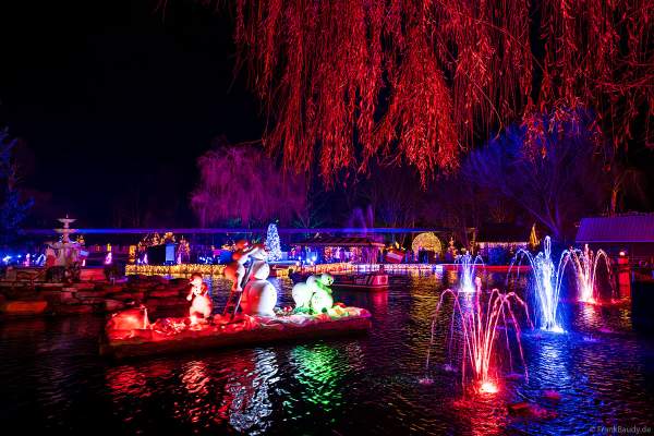JOSEFINAS KAISERLICHE ZAUBERREISE mit bunten Wasserfontänen in der Nacht im Europa-Park