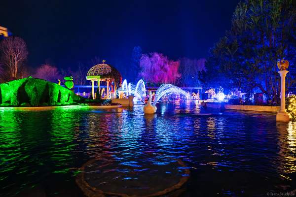 JOSEFINAS KAISERLICHE ZAUBERREISE mit bunten Wasserfontänen in der Nacht im Europa-Park