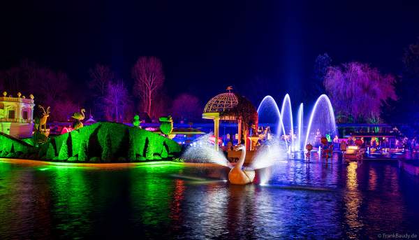 JOSEFINAS KAISERLICHE ZAUBERREISE mit bunten Wasserfontänen in der Nacht im Europa-Park